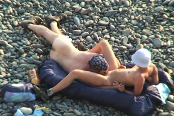 Free High Defenition Mobile Porn Video - Voyeur On Public Beach photo photo